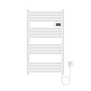 Biały grzejnik t.b.t. z cyfrowym wyświetlaczem i wtyczką.