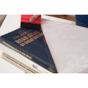 Folia samoprzylepna d-c-fix transparentna (45x200cm) naklejana na książkę.