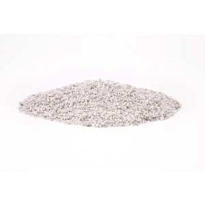 Stos jasnego perlitu/werkumitu, odpowiedni do ogrodu i roślin.