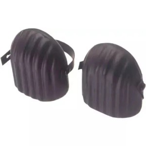 Czarne nakolanniki do odzieży roboczej, żebrowana powierzchnia.