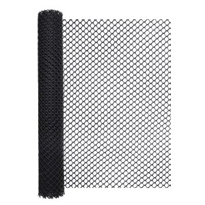 Czarna tkanina siatkowa, zwinięta, do ogrodnictwa i innych zastosowań.