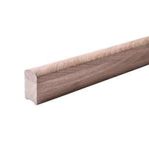Drewniana poręcz do schodów i balustrad. Szczegółowy widok kształtu i usłojenia.