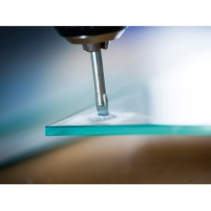 Wiertło do szkła LUX HM (Ø 5 mm) wierci otwór w szklanej tafli.