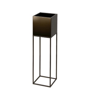 Czarny, kwadratowy metalowy stojak na kwiaty.