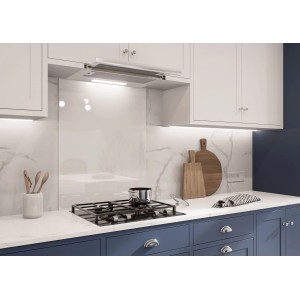 Panel kuchenny t.b.t. w nowoczesnej kuchni z płytą grzewczą i okapem.