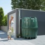 Garantia Herkules 1600 l, zielony zbiornik na deszczówkę w ogrodzie z kobietą i konewką.