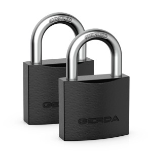 Dwa czarne kłódki GERDA z hartowanym pałąkiem. Kłódki.