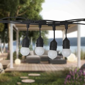 Dekoracyjny łańcuch świetlny na zewnątrz z okrągłymi, białymi żarówkami i czarnym kablem.