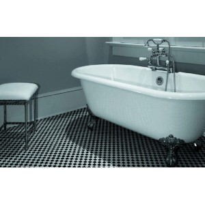 Łazienka z mozaiką t.b.t. w kolorze czarno-białym.