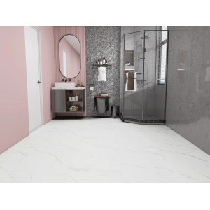 Łazienka z białymi panelami winylowymi t.b.t. jako podłoga.