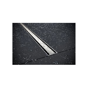 Elegancki odpływ liniowy t.b.t. ze stali nierdzewnej w nowoczesnej łazience.