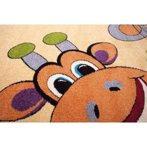 Dywan z krótkim włosiem z motywem żyrafy do pokoju dziecięcego.