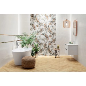 Łazienka z kwiatowymi płytkami ściennymi t.b.t., wanną i drewnianą podłogą.