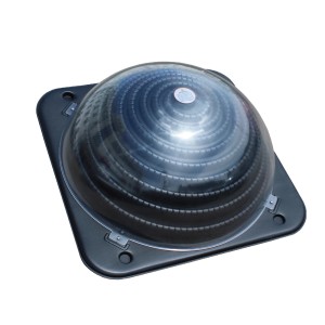 Pompa ciepła do basenu t.b.t. z przezroczystą kopułą na czarnej podstawie.