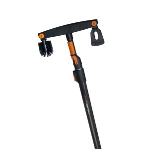Czyścik do rynien Fiskars QuikFit ze szczotką i skrobakiem do prac ogrodowych.