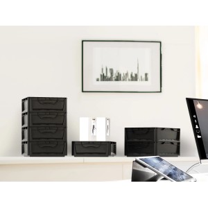 Czarny Eurobox-System Box z pełną ścianą, 40x30x22 cm, ułożone w stos i pojedynczo na stole.