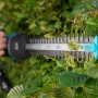 Elektryczne nożyce do żywopłotu Gardena EasyCut 420/45 w użyciu, przycinanie żywopłotu.