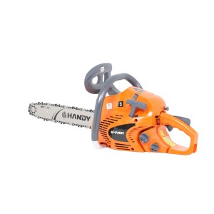 Pomarańczowa piła łańcuchowa t.b.t. do prac w drewnie.