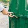 Montaż zielonej cysterny Garantia Herkules 1600 l za pomocą narzędzia.