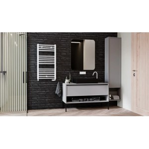 Biały grzejnik t.b.t. w nowoczesnej łazience z umywalką i prysznicem.