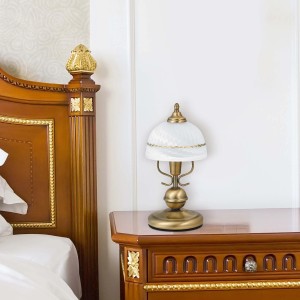 Lampa stołowa t.b.t. w klasycznym stylu z białym kloszem i złotą podstawą.