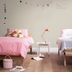 Dwa łóżka dziecięce w pokoju pomalowanym farbą do ścian t.b.t.