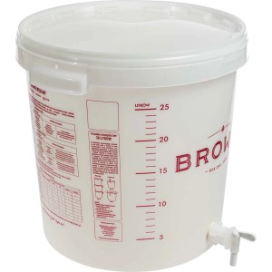 Białe wiadro fermentacyjne z pokrywą i kranem do wina i piwa.