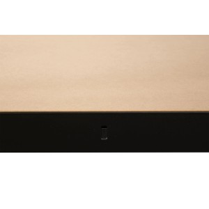 Zbliżenie półki: Jasny panel drewniany na czarnej ramie.