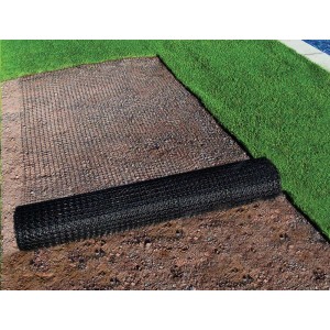 Czarna siatka ogrodowa t.b.t., częściowo rozwinięta na żwirze obok trawnika.