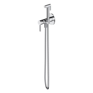 Chromowana bateria bidetowa z wężem prysznicowym do montażu ściennego.