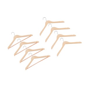Zestaw 8 wieszaków na ubrania z jasnego drewna, niektóre z poprzeczką, na spodnie i bluzki.