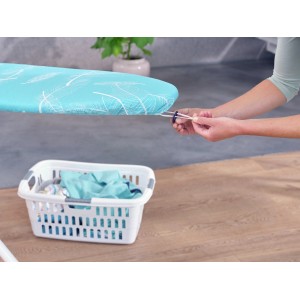 Pokrowiec na deskę do prasowania Leifheit Thermo Reflect M, turkusowy we wzór z piór, mocowany do deski.