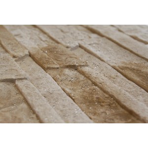 Akcesoria do płytek t.b.t. o wyglądzie kamienia z kroplami wody.