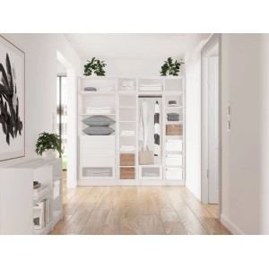 Jasny, modułowy system szaf w kolorze białym z półkami, szufladami i drążkiem na ubrania.