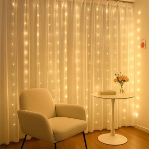 Dekoracyjne lampki LED jako kurtyna, ciepłe białe światło dla przytulnej atmosfery.