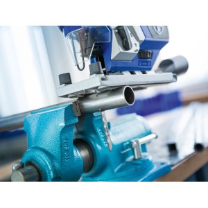 Brzeszczot do wyrzynarki LUX TV4BL tnie metalową rurę w imadle. Brzeszczoty do precyzyjnych cięć.