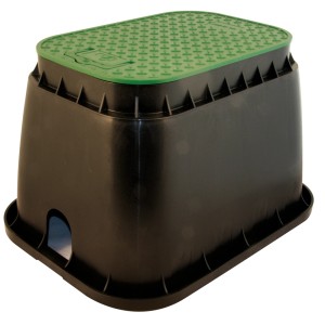 Czarna skrzynka zaworowa t.b.t. do nawadniania podziemnego z zieloną pokrywą.