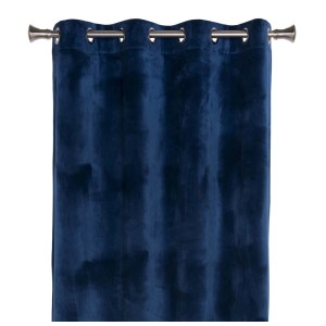 Niebieska zasłona welwetowa z przelotkami na karnisz.