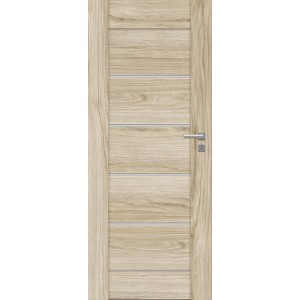 Drzwi z jasnego drewna dębowego z poziomymi frezowaniami dekoracyjnymi i srebrną klamką.