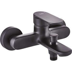 Czarna bateria wannowa t.b.t. do montażu na ścianie.