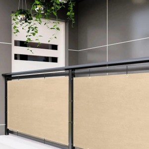 Beżowa mata osłonowa t.b.t. na balustradzie balkonu z roślinami.