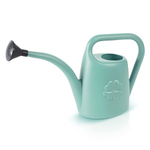 Turkusowa konewka z czarną główką prysznicową i motywem czterolistnej koniczyny.