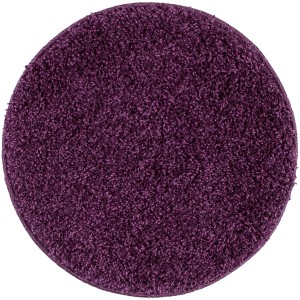 Okrągły, fioletowy dywan z długim włosiem.