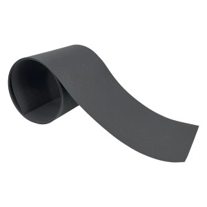 Szara mata ogrodzeniowa t.b.t. zwinięta, do montażu na ogrodzeniu.