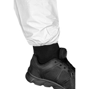 Zbliżenie: Nogawka kombinezonu jednorazowego XL z gumką i czarnym butem.