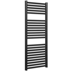 Czarny grzejnik t.b.t. z poziomymi rurkami do łazienki.