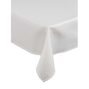 Biały obrus ze ażurowym obramowaniem.