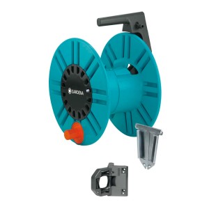 Ścienny bęben na wąż Gardena z akcesoriami do przechowywania węża.