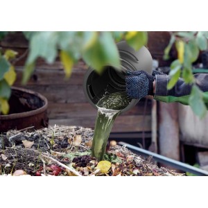 Płyn kompostowy wylewany z kompostownika t.b.t. na pryzmę kompostową.