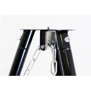 Zbliżenie grilla węglowego t.b.t. z czarnym trójnogiem i łańcuchem.